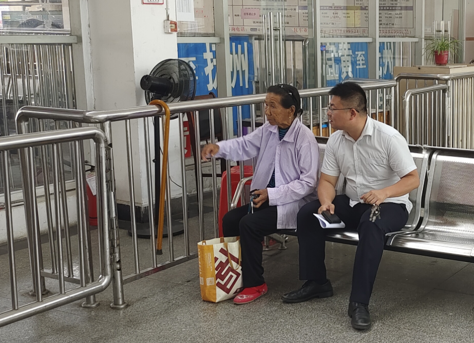 暖新聞 || 撫州長運(yùn):老人迷路 熱心黨員來幫忙