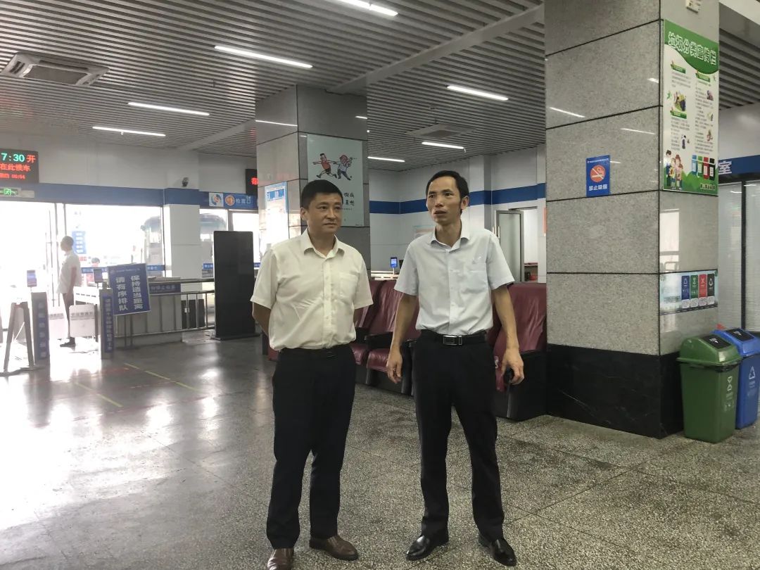 占梁督導青山客運站創(chuàng)文鞏衛(wèi)、青山驛站建設等工作