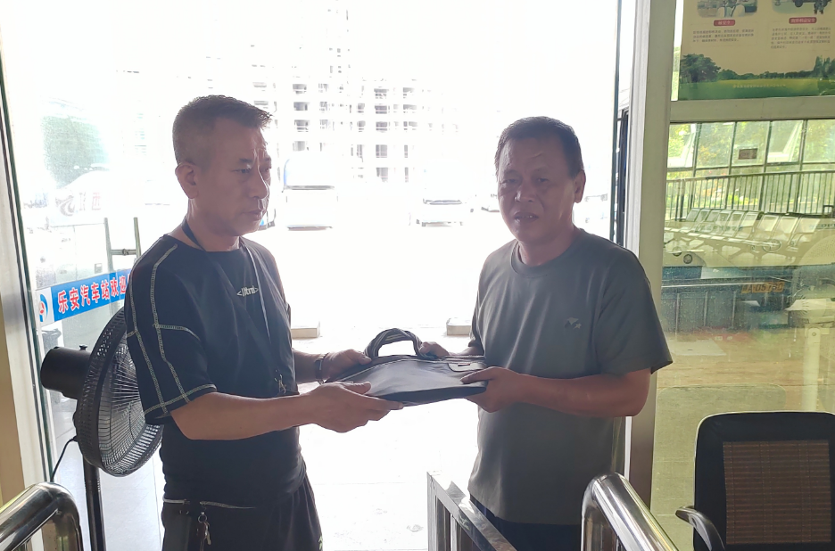 撫州長運：公交司機熱心負責(zé) 拾金不昧獲稱贊
