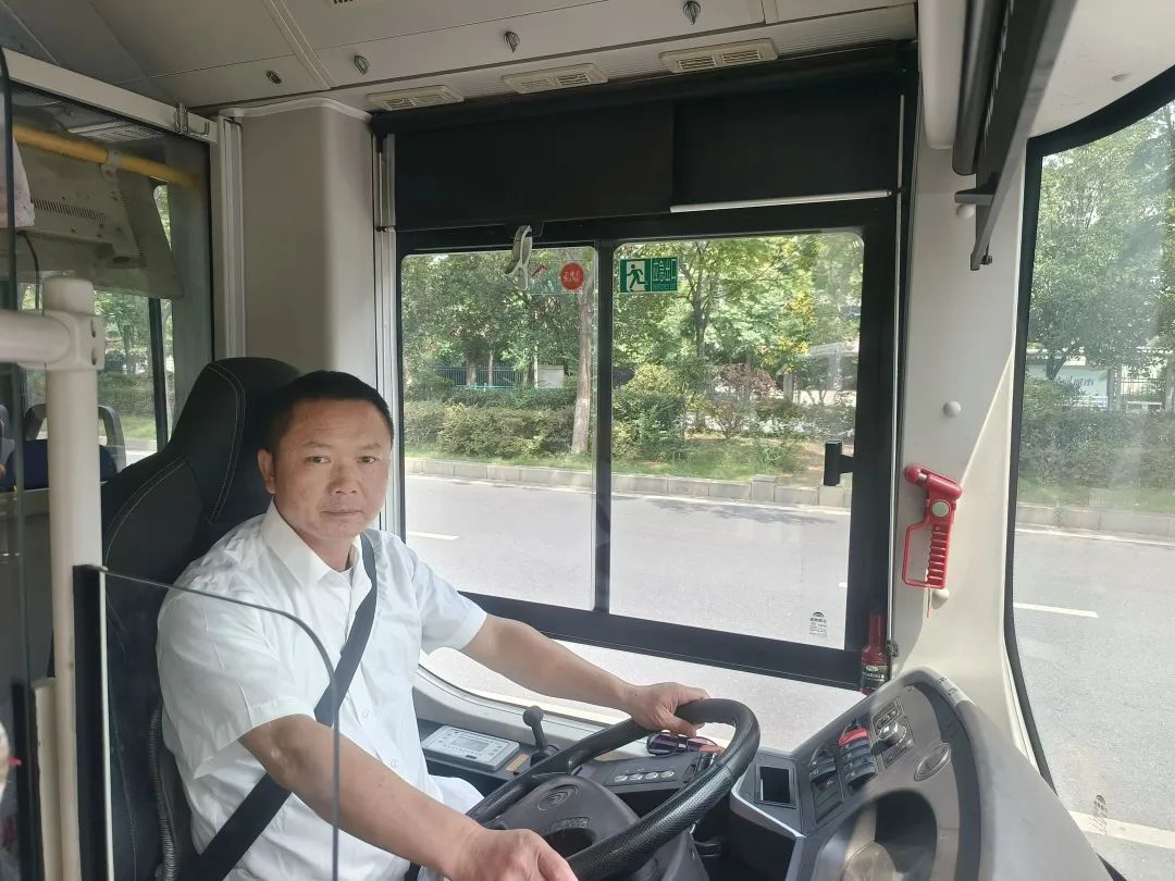 新余公交:小學生乘車睡過站 暖心司機送回家