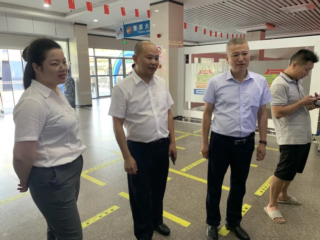 盛文龍一行深入徐坊客運(yùn)站督導(dǎo)車(chē)站節(jié)前各項(xiàng)準(zhǔn)備工作