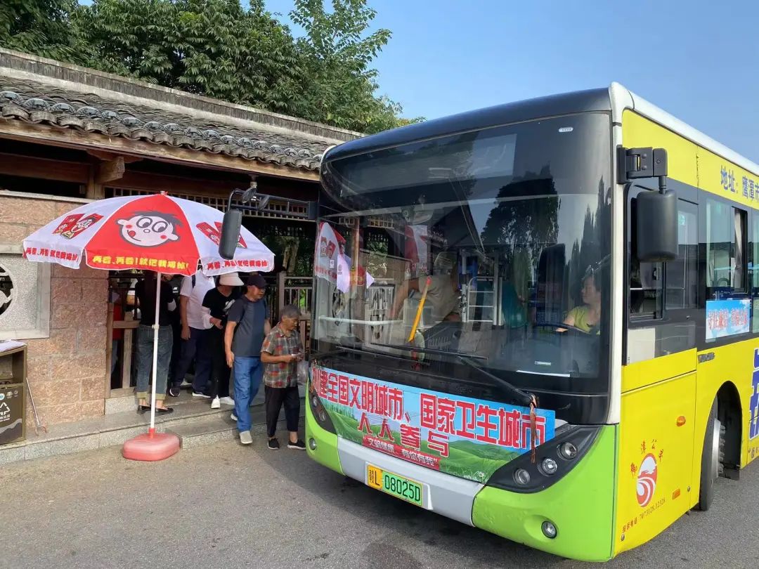 鷹潭公交:乘客送水果 暖心表白公交司機(jī)