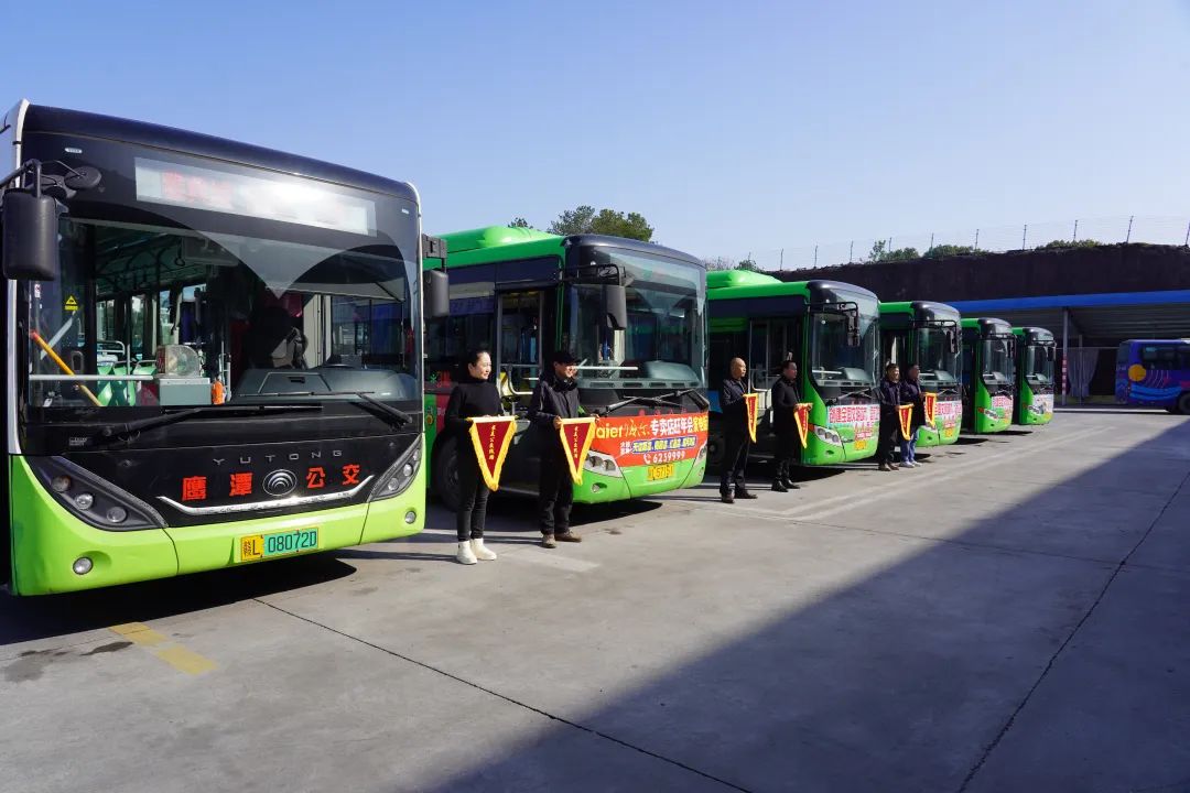 鷹潭公交舉行鷹潭市“最美公交線路、最美公交駕駛員”授旗(標(biāo))儀式