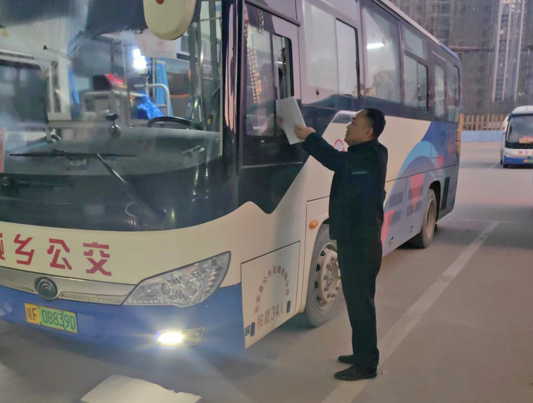 撫州長運(yùn):樂安分公司積極應(yīng)對大霧天氣保障旅客安全出行