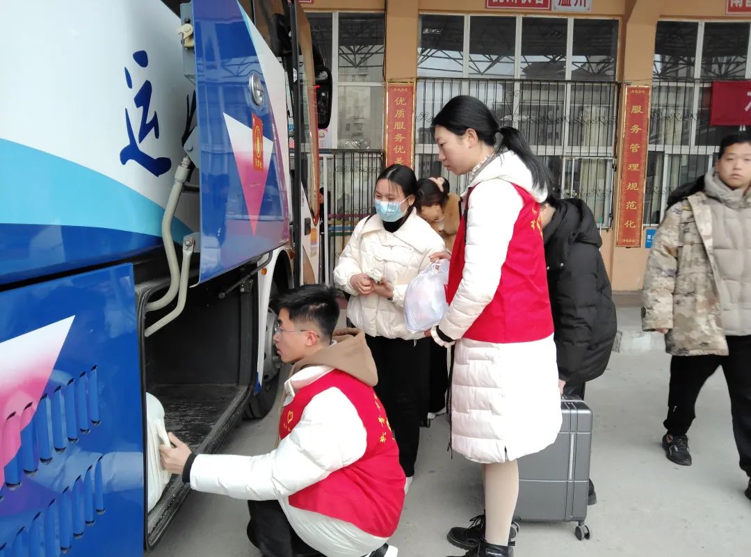 撫州長運(yùn):春運(yùn)志愿者 溫暖返程路