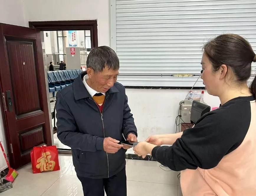 鄱陽(yáng)長(zhǎng)運(yùn):手機(jī)失而復(fù)得 車(chē)站善舉暖人心
