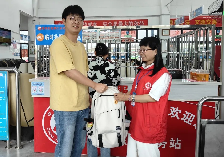 撫州長運(yùn):粗心旅客遺失物品 站務(wù)員撿到熱心歸還