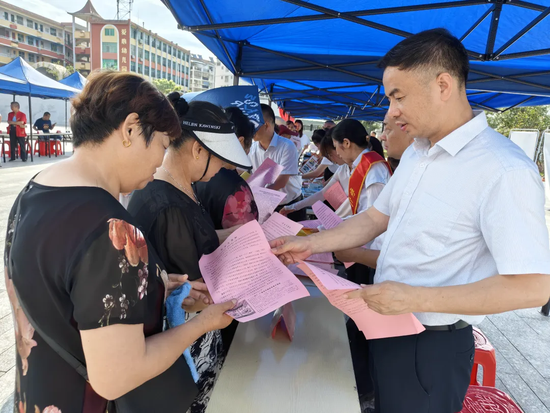 撫州長運:崇仁分公司開展“安全宣傳咨詢日”活動