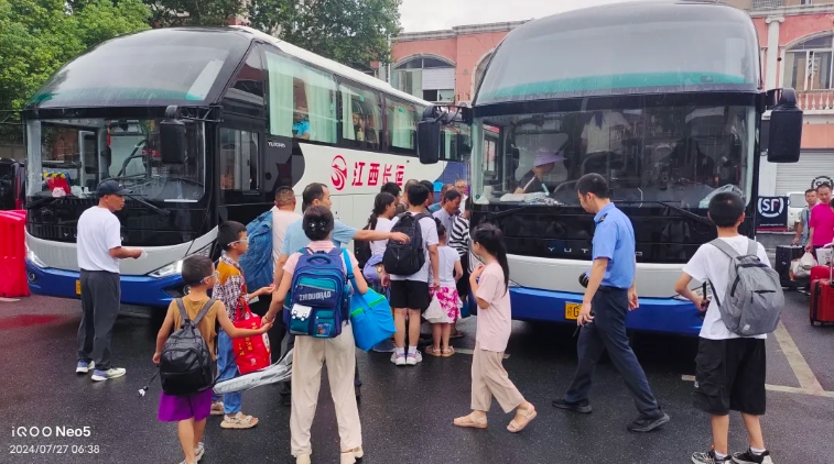 臺風“格美”來襲 緊急轉(zhuǎn)運鐵路滯留旅客