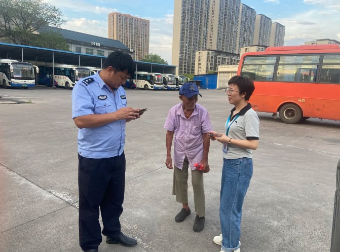 撫州長運(yùn)：失憶老人迷方向 車站助其找親人