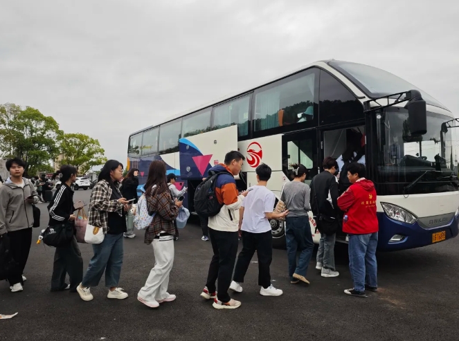 九江長(zhǎng)運(yùn):永修公司校園直通車助力周末游