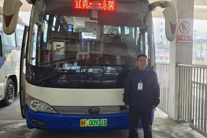 撫州長(zhǎng)運(yùn):路遇大貨車側(cè)翻 公交司機(jī)快速下車救助