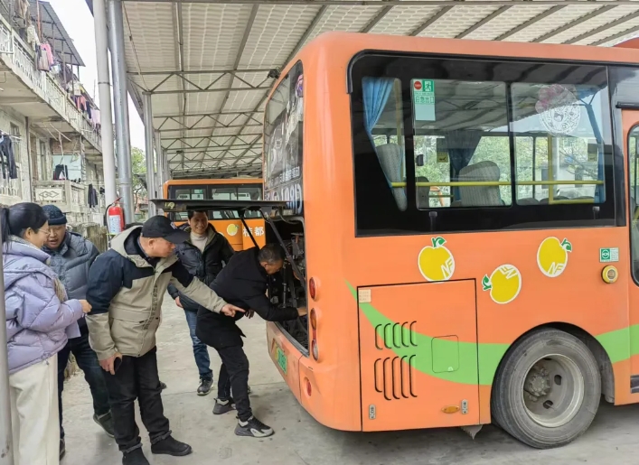 撫州長(zhǎng)運(yùn):南豐分公司開(kāi)展“愛(ài)車(chē)?yán)!苯涣骰顒?dòng)
