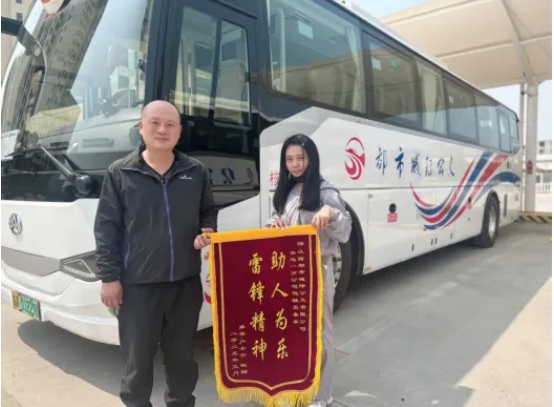 都市城際公交:拾金不昧踐行雷鋒精神
